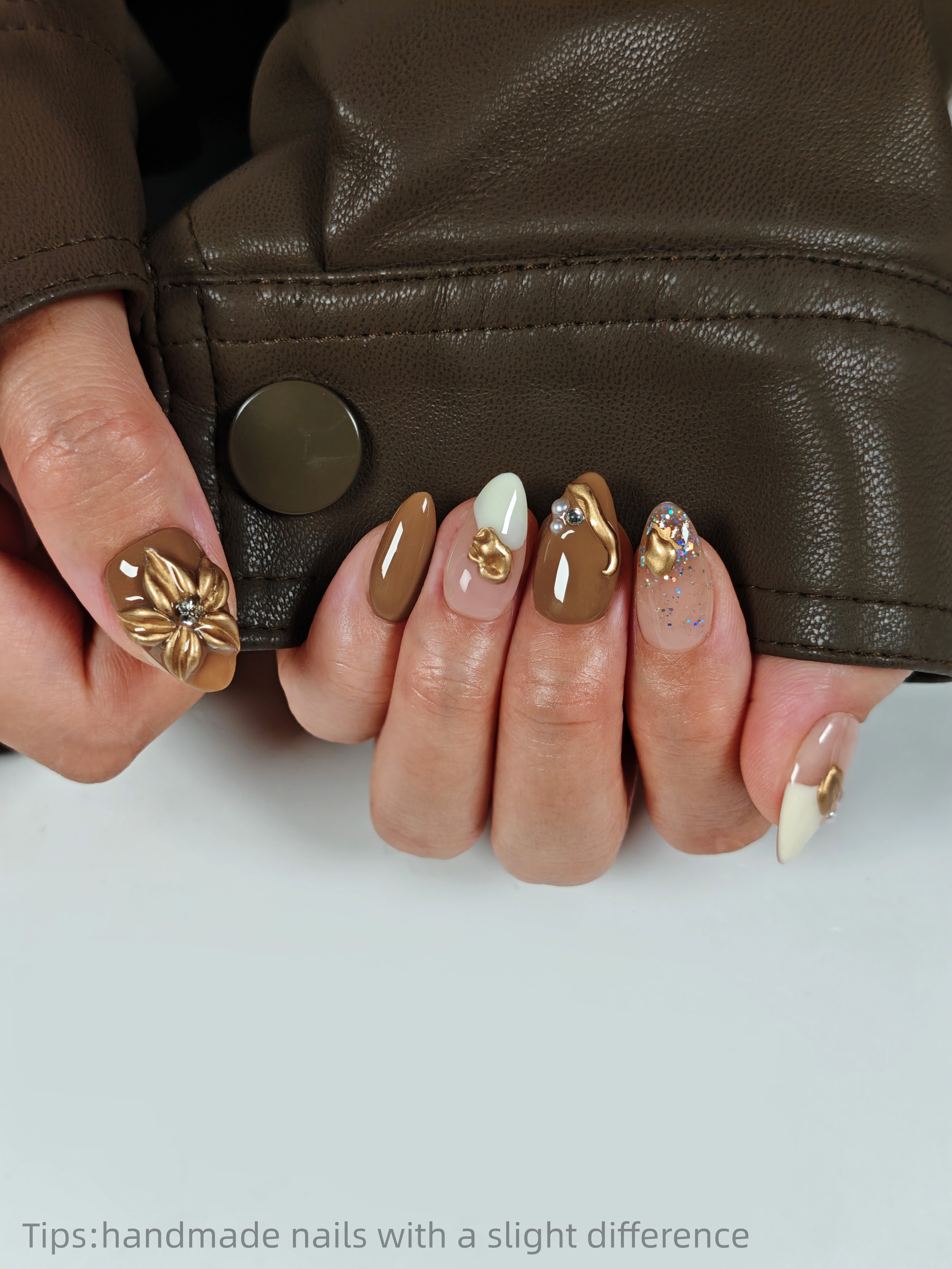 10 pièces à la main marron nu or Gel fleur presse sur ongles amande courte couverture complète portable réutilisable