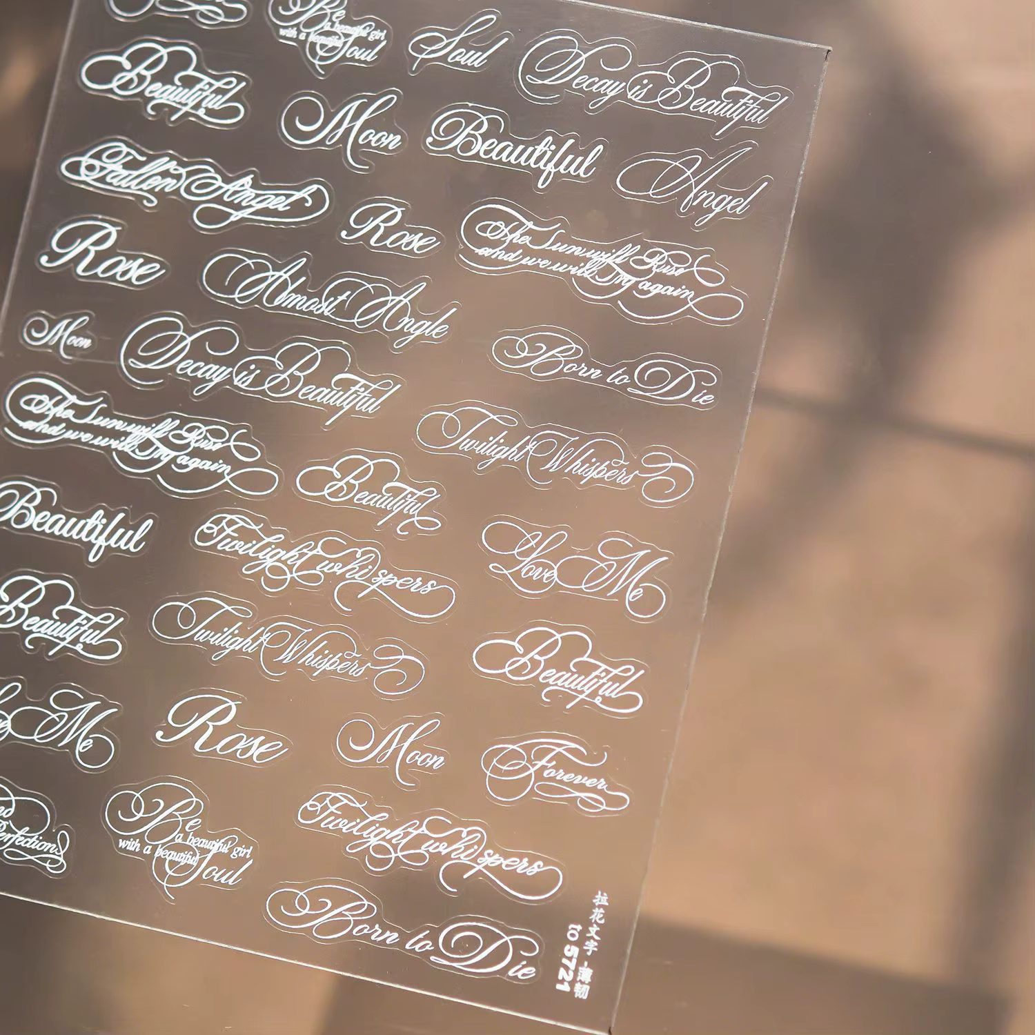 Autocollants pour ongles en lettres romaines noires et blanches