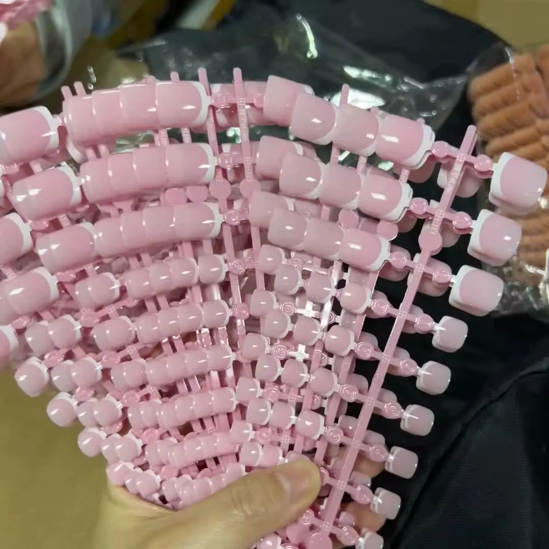 1 sachet de faux ongles de pieds carrés blancs et roses style français
