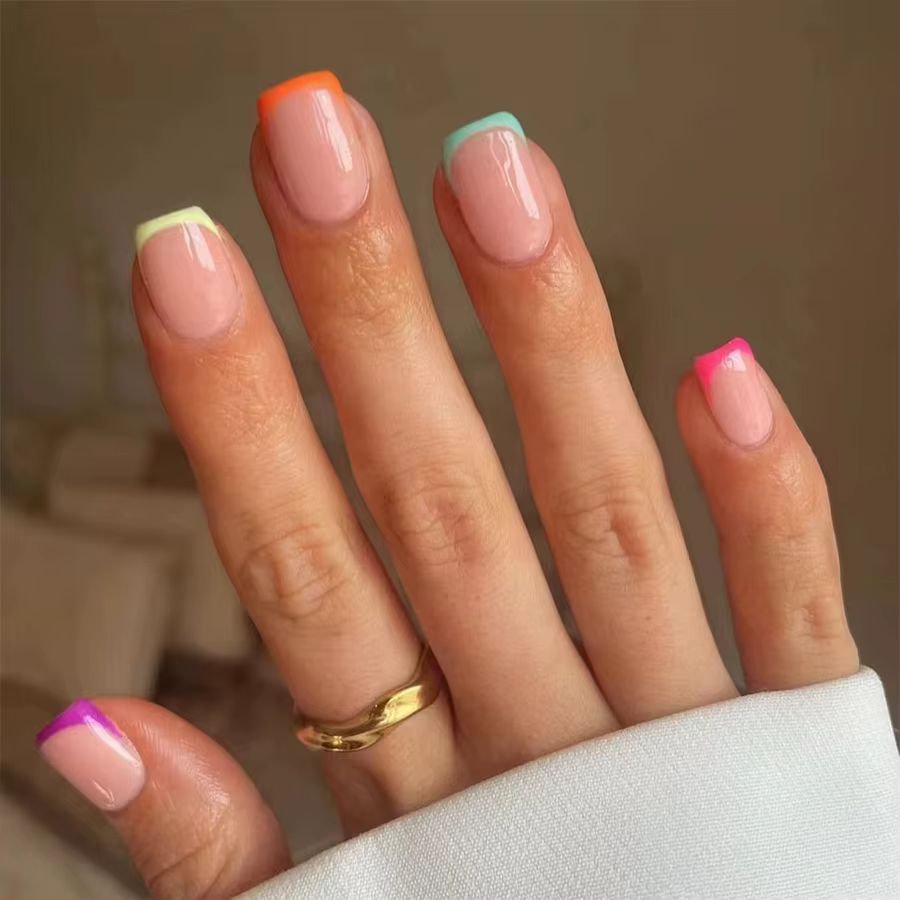 Faux ongles français colorés de printemps