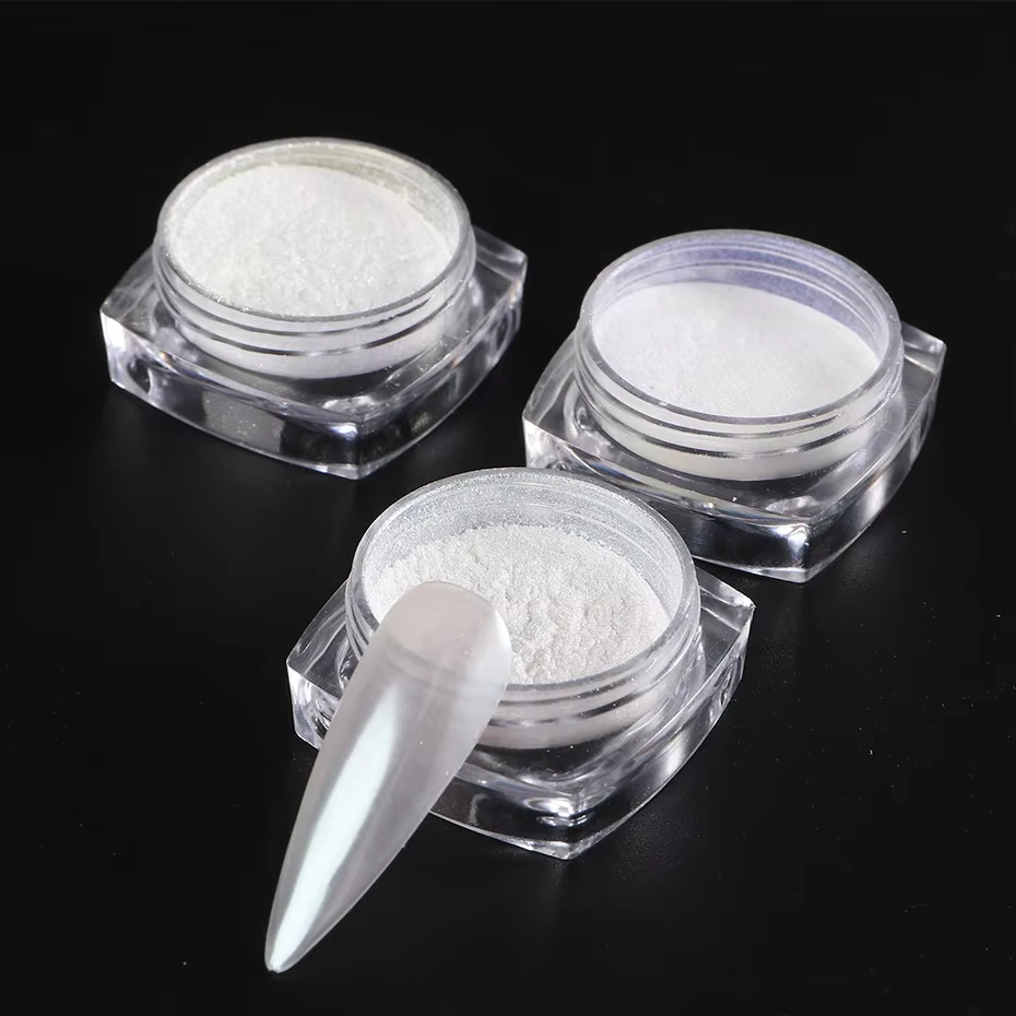 Poudre à ongles effet perle blanche claire