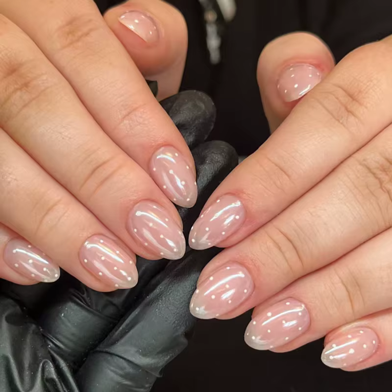 Faux ongles amande brillants à pois blancs et rose nude nacré, prêts à poser, amovibles