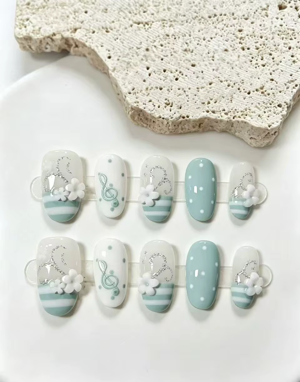 Ensemble de 10 faux ongles amovibles à motifs floraux en relief sur le thème de la musique