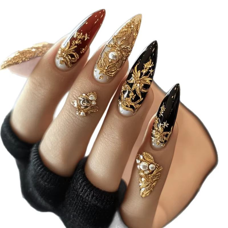 24 faux ongles noirs et rouges avec accents dorés