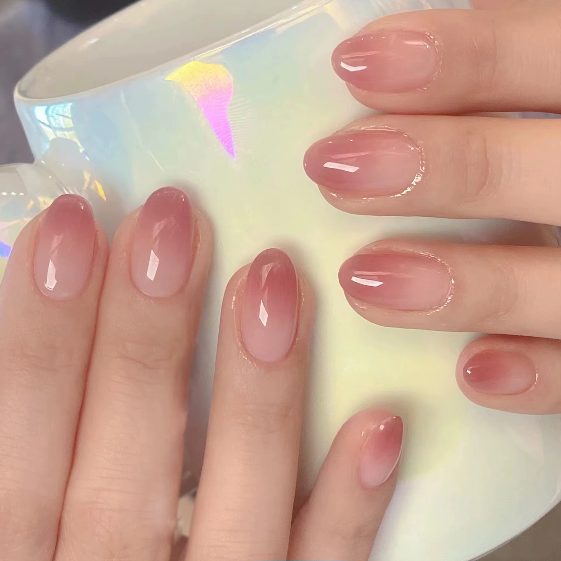24 pièces tête ovale courte Blush rose presse sur les ongles avec des designs simples