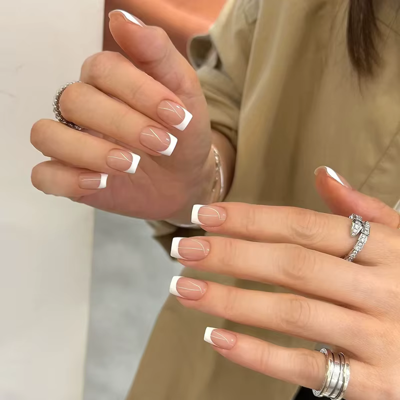 Faux ongles courts en forme d'amande