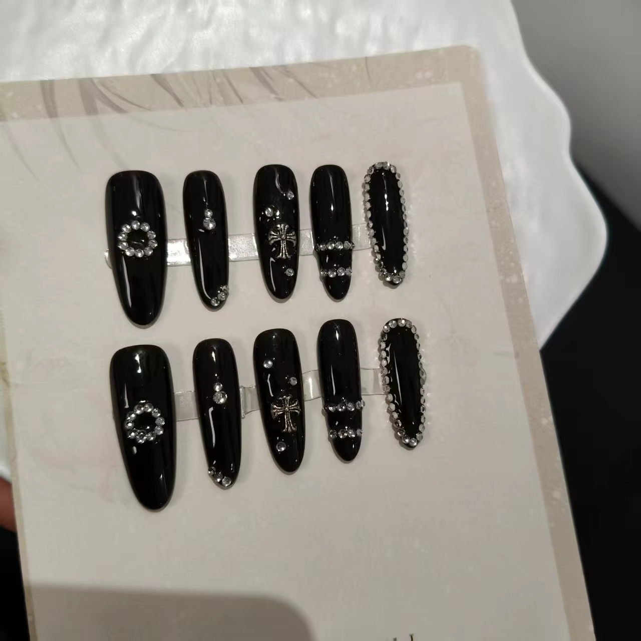 Coffret de 10 ongles ovales faits à la main