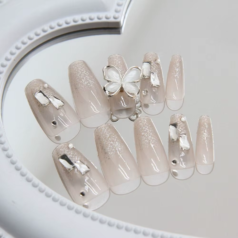 Faux ongles longs de ballerine à la mode
