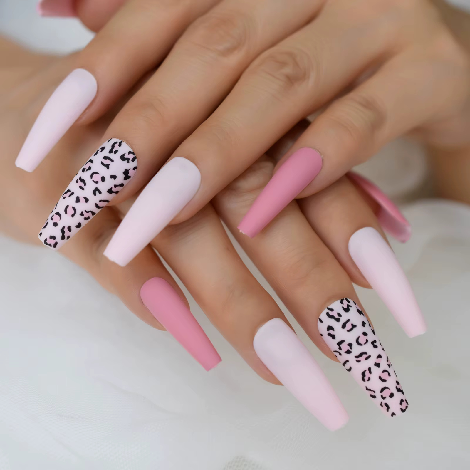 Faux ongles ballerine super longs colorés avec des motifs léopard