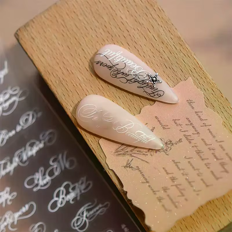 Autocollants pour ongles en lettres anglaises noires et blanches