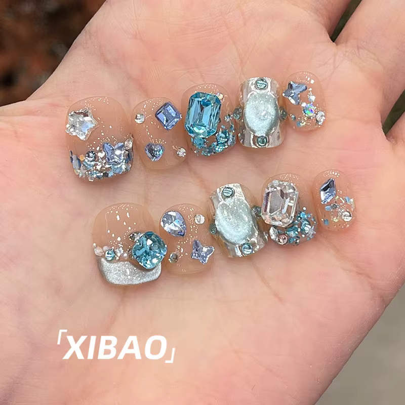 Faux ongles de luxe en cristal d'aigue-marine, faits à la main, courts, ronds, carrés, transparents, couleur nude, avec papillon scintillant en zircon