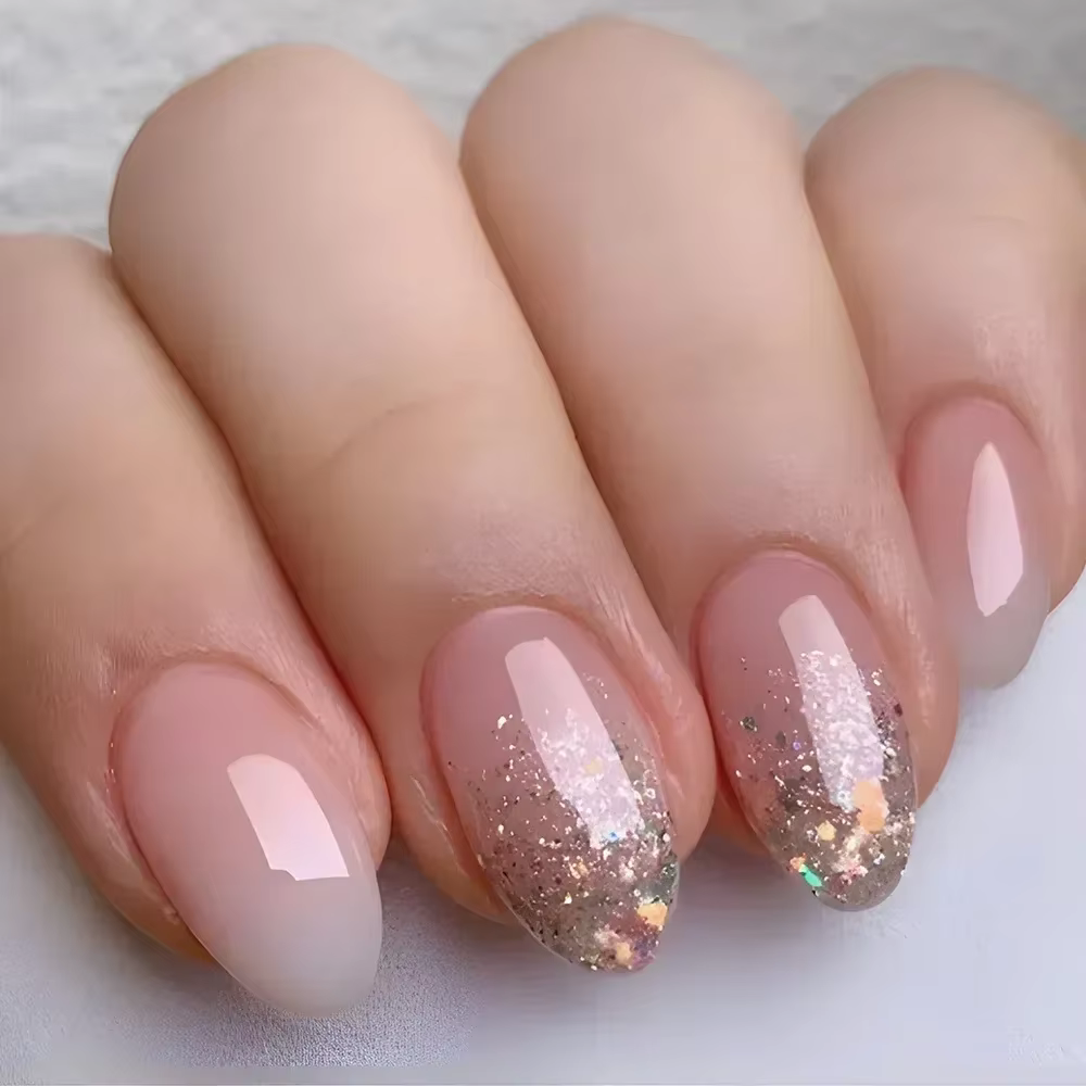 Faux ongles en amande avec poudre scintillante