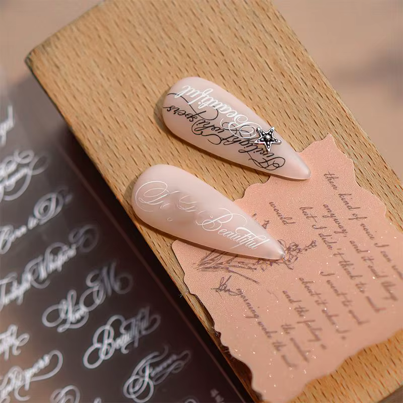 Autocollants pour ongles en lettres anglaises noires et blanches