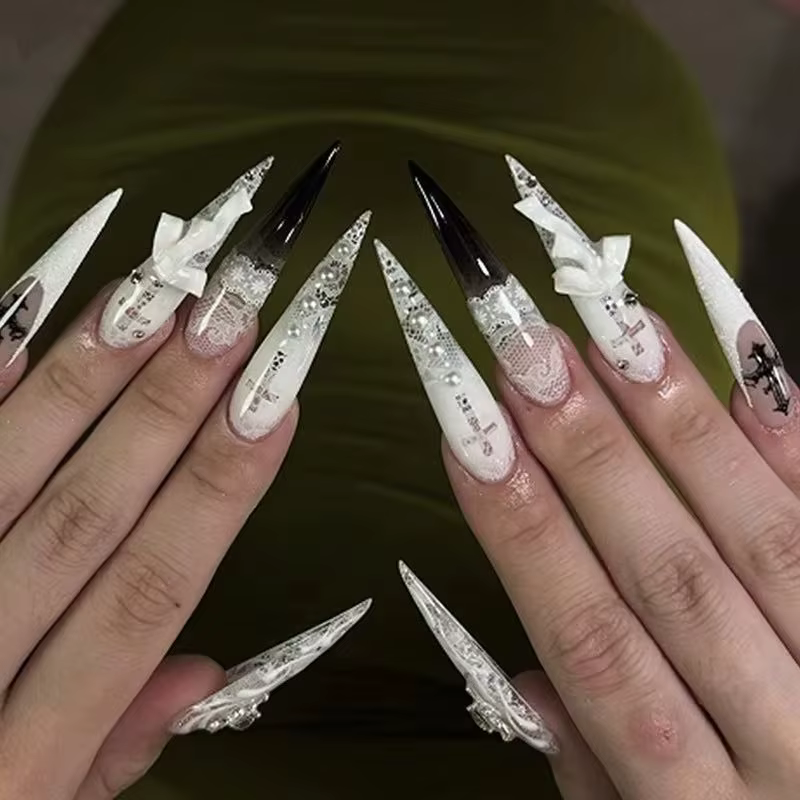 Faux ongles longs et pointus de style gothique
