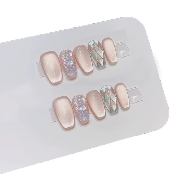 Ongles faits à la main en forme d'oeil de chat