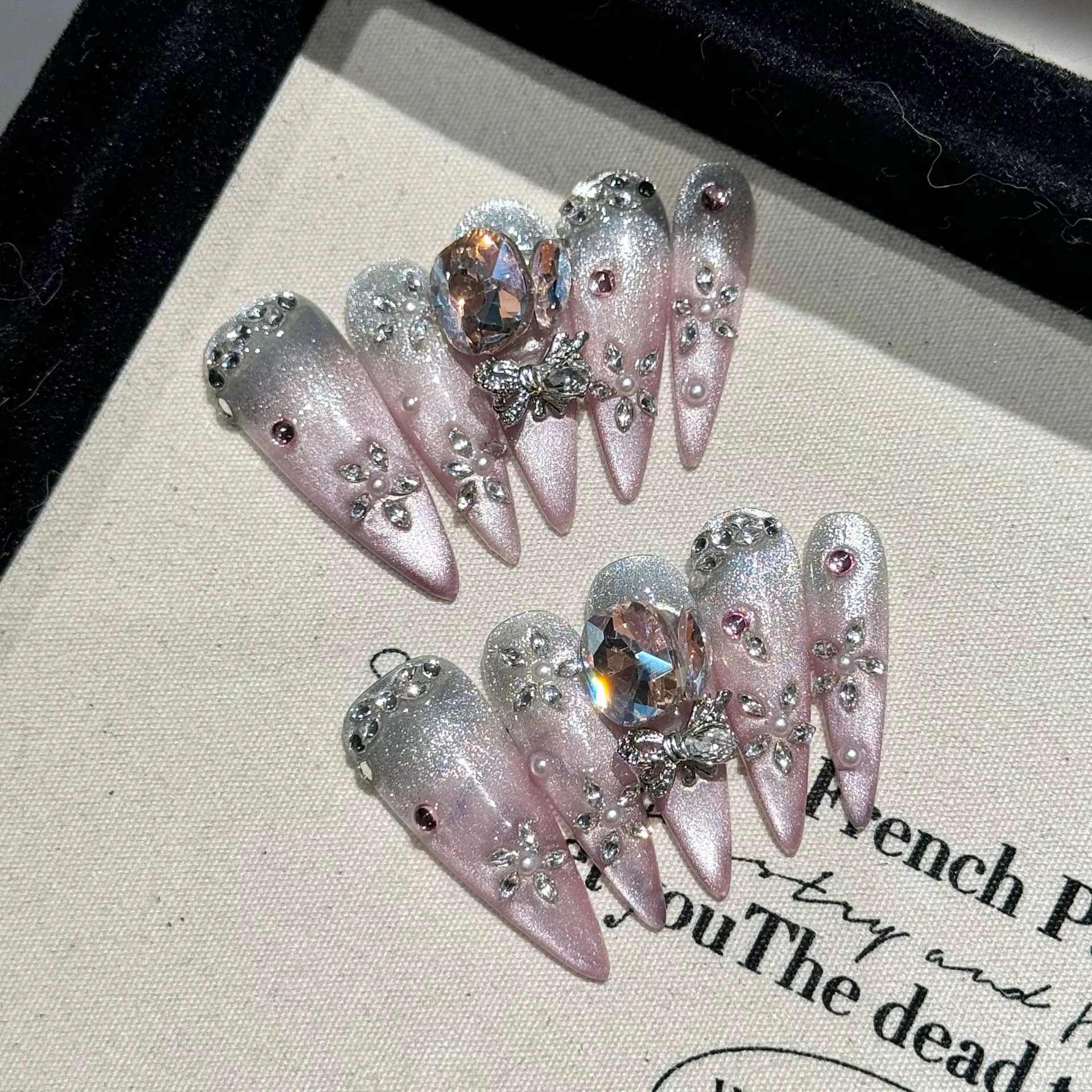 Presse à la main sur les ongles brillant rose oeil de chat faux
