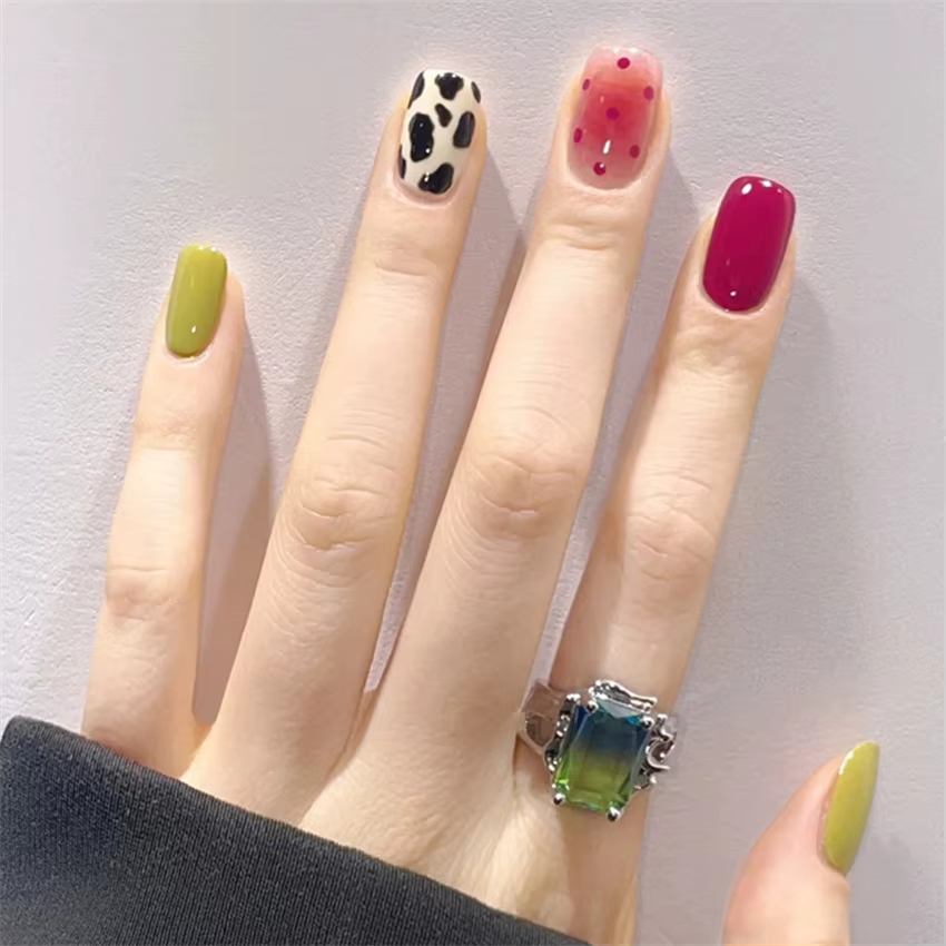 Faux ongles cercueil ronds courts avec encre de colle et motif de teinture Halo