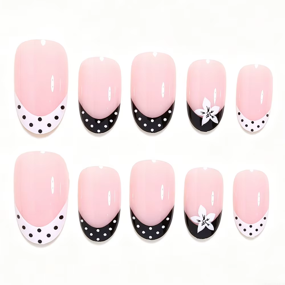 Ongles pressés simples noir et blanc avec fleurs blanches et pois noirs et blancs. 24 faux