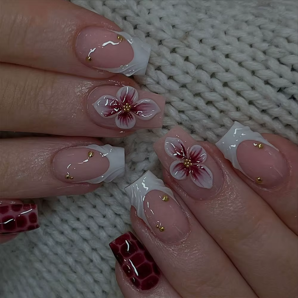 24 pièces par ensemble. Faux ongles carrés courts en gel 3D avec fleurs