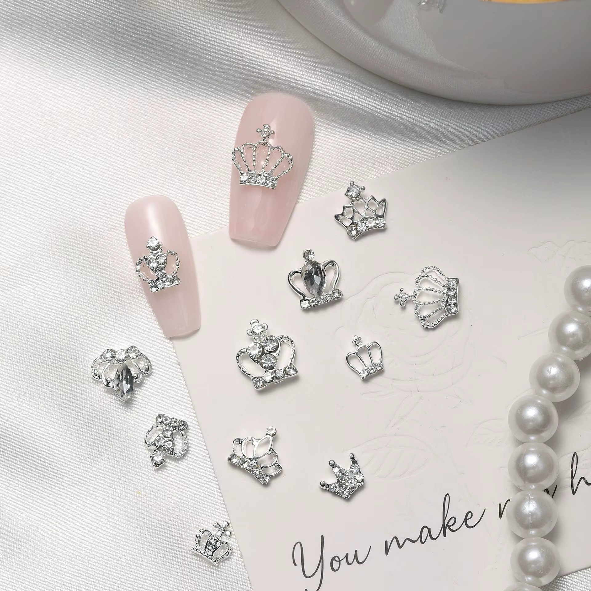 Breloques couronne exquises pour ongles