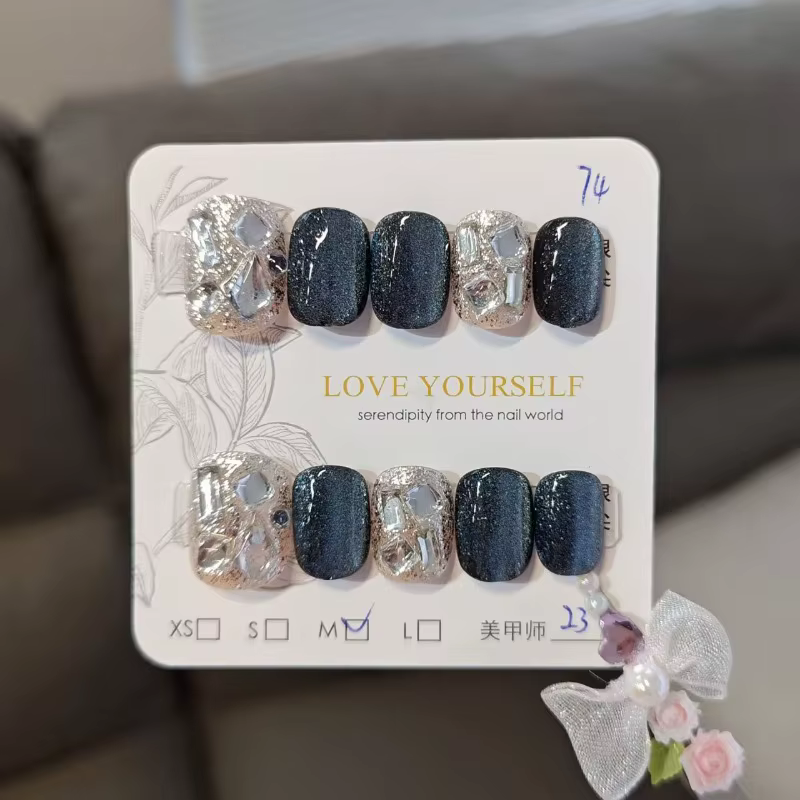 Faux ongles bleus effet œil de chat avec strass et scintillement discret