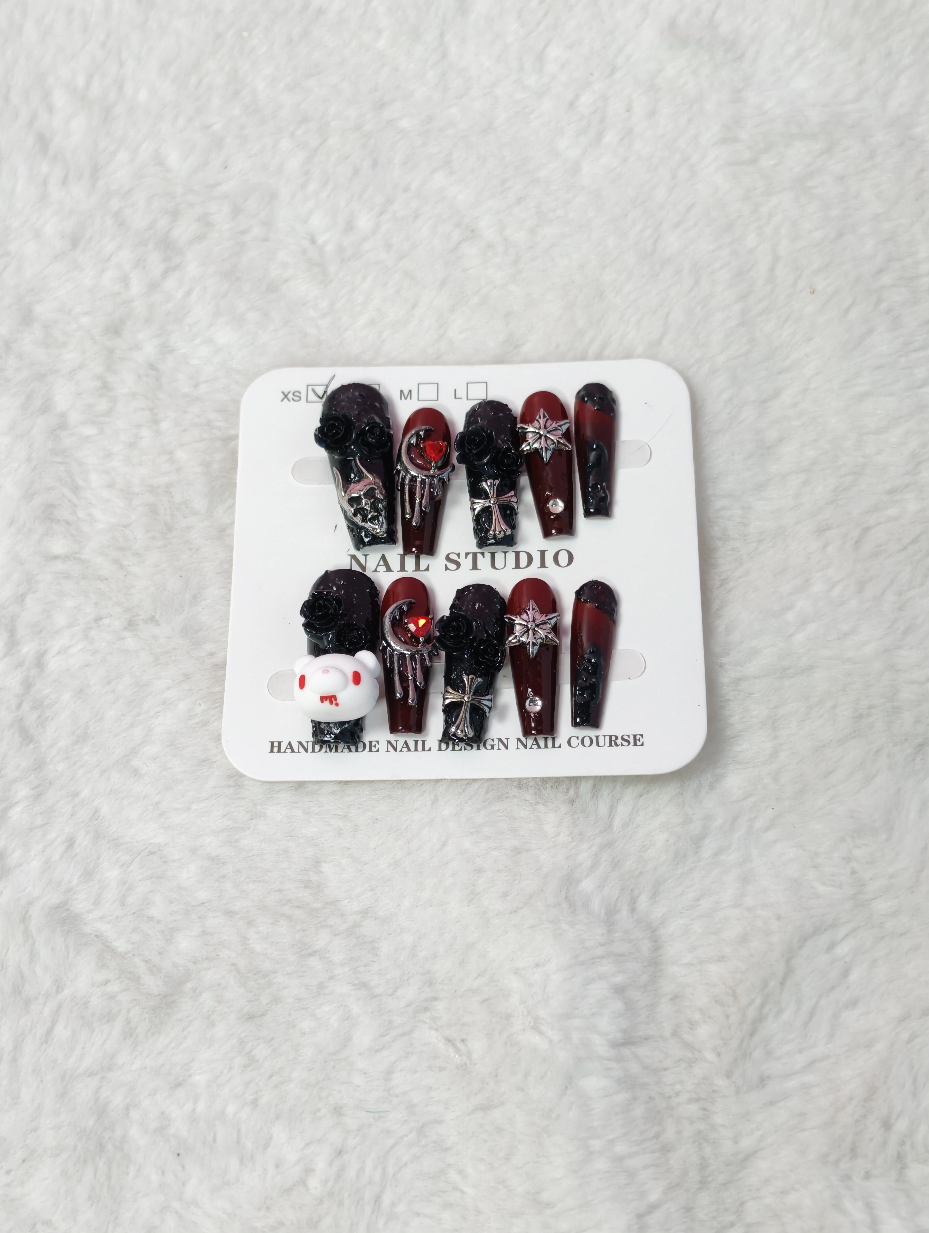 Faux ongles gothiques faits à la main à pression 3D avec motif ours mignon et croix rouge et noir