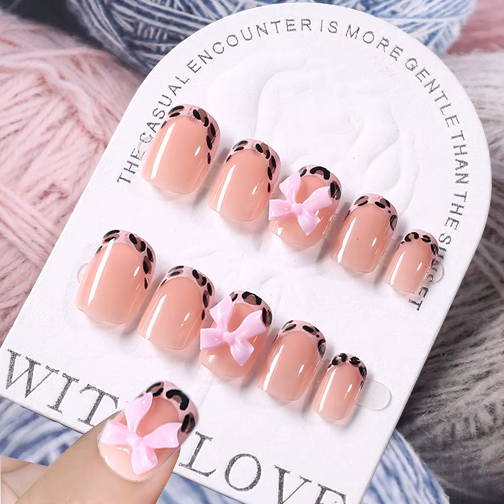 24 pièces court carré léopard français faux ongles 3D rose nœud papillon presse