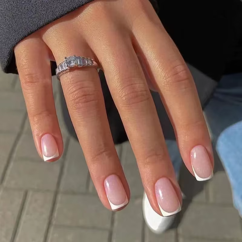 24 pièces d'ongles minimalistes français courts avec 1 gelée et 1 lime à ongles