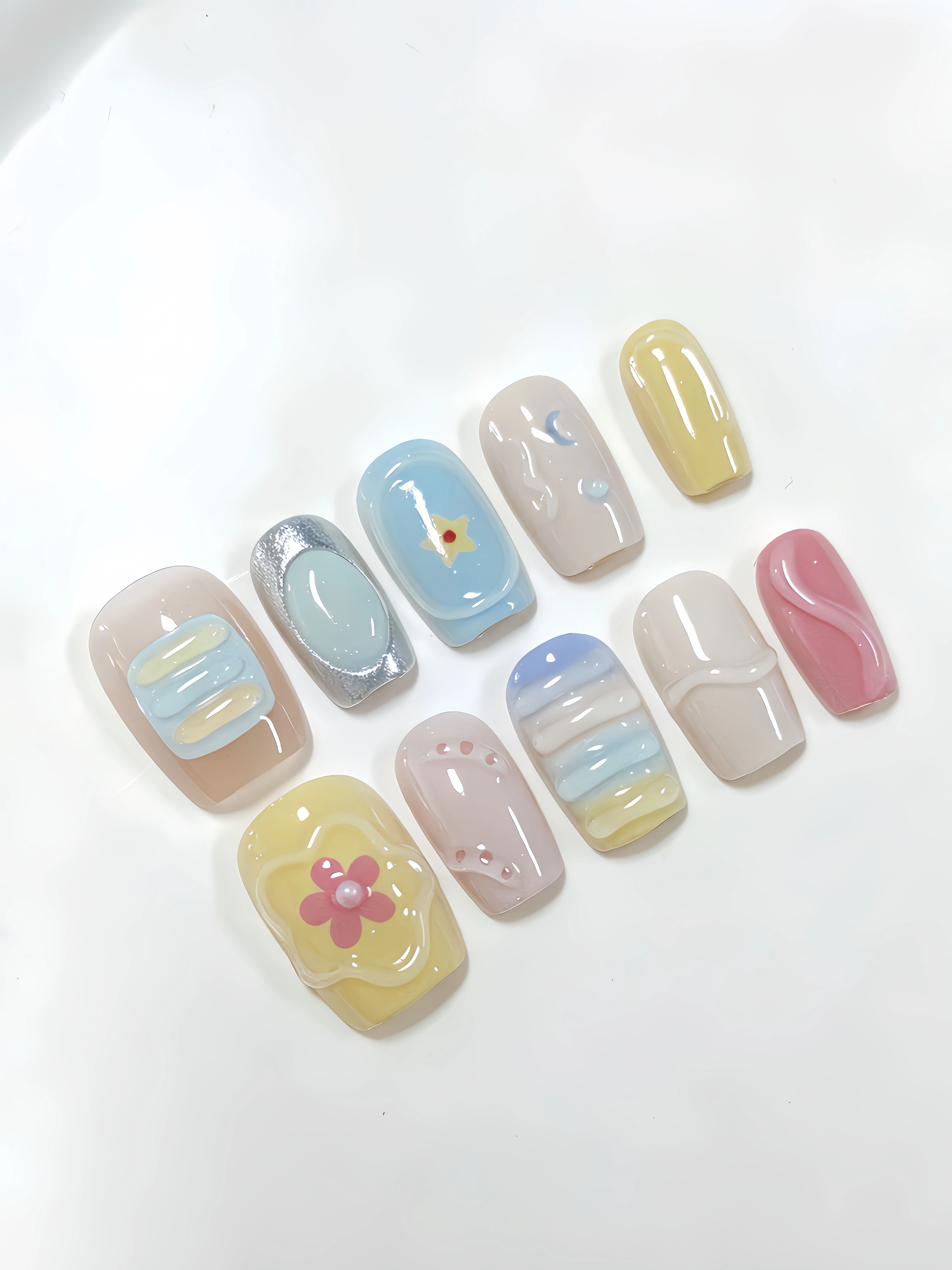 10 ongles courts de forme carrée avec un dégradé multicolore bleu clair