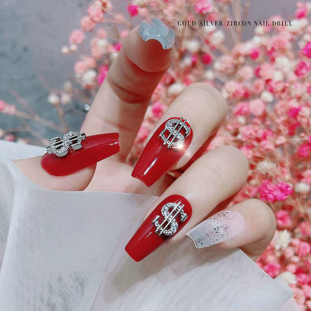 Décoration d'ongles en forme de dollar en argent et or