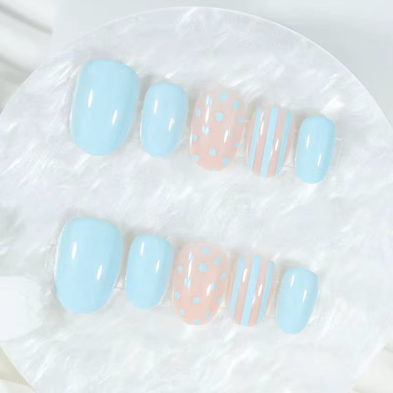 24 faux ongles carrés courts bleu clair et rose avec des rayures blanches en forme de points