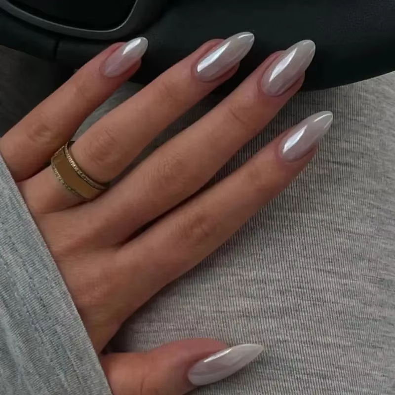Perlescent brillant nu couleur unie Nail Art mode mousseux amande faux ongles détachable fini