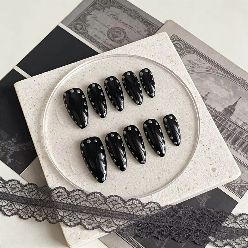 10 faux ongles noirs faits à la main