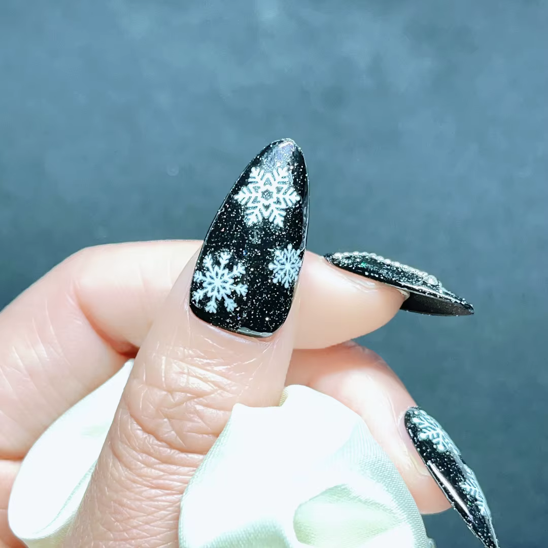 Flocon de neige nail art 3D fait à la main