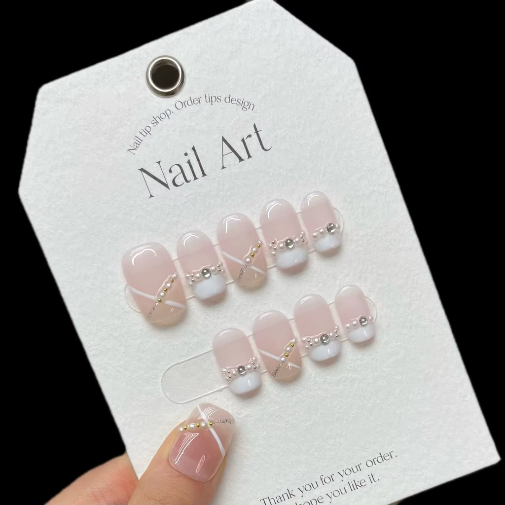 Doux français à la main porter des ongles Niche minimaliste moyen Nail Art patchs croix perle queue de poisson faux