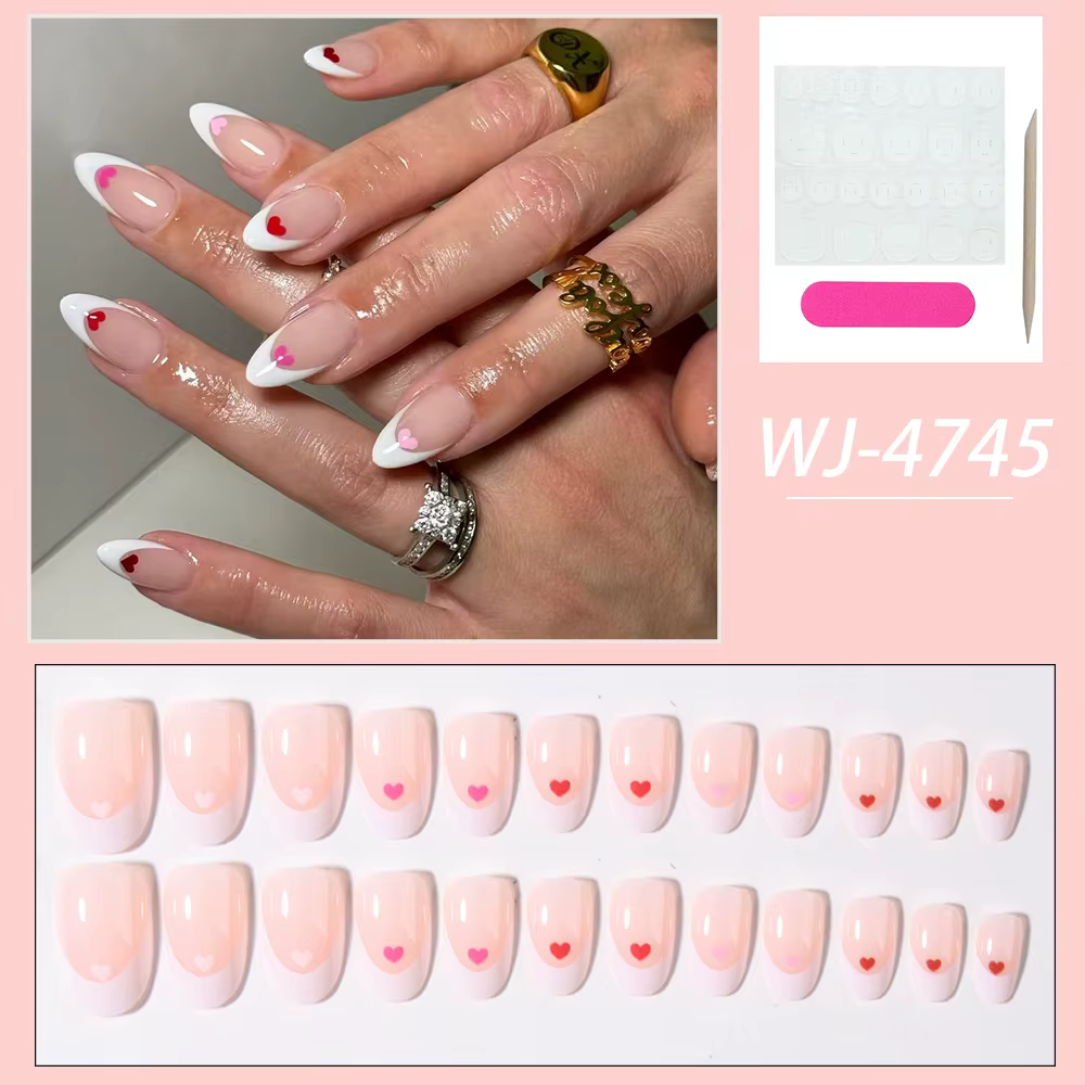 24 pièces par ensemble. Ongles courts ovales blancs en forme de cœur