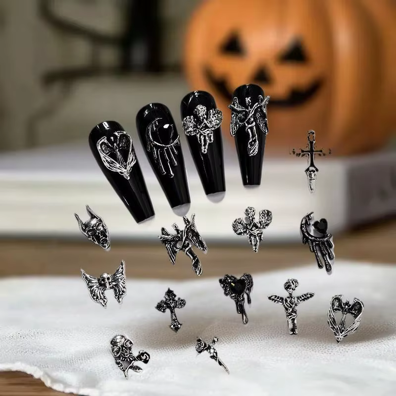 Breloques pour nail art en forme de croix vintage inspirées de 1.Y2K dans une décoration en métal à 12 grilles