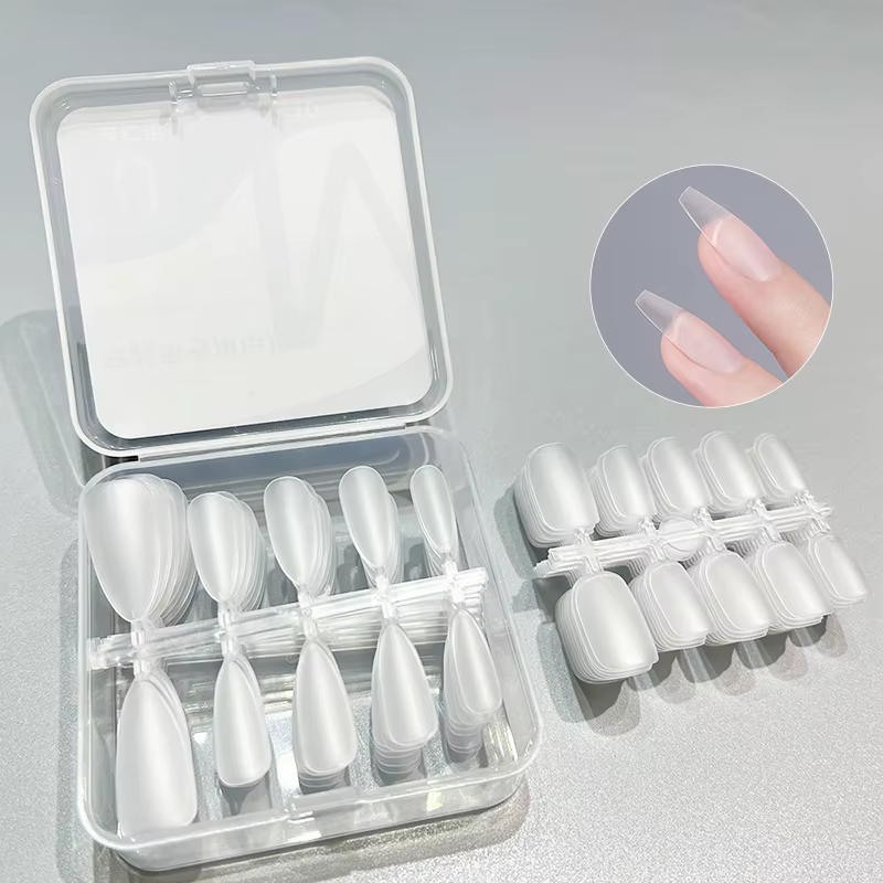 Faux ongles courts en amande givrée