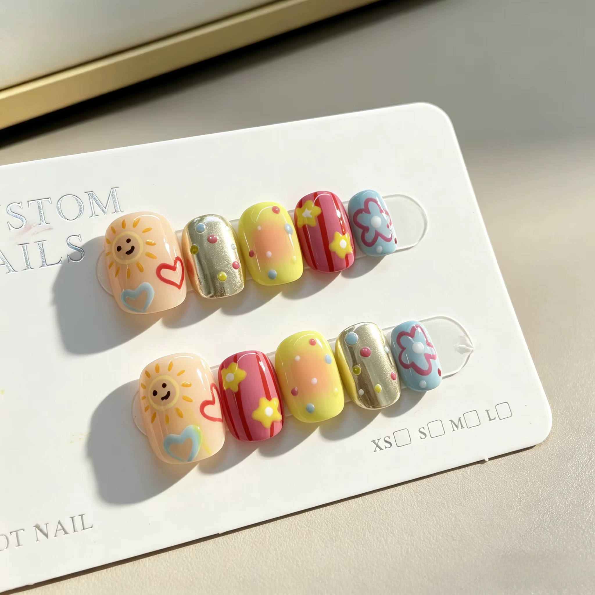 10 faux ongles courts ovales faits main motif tournesol