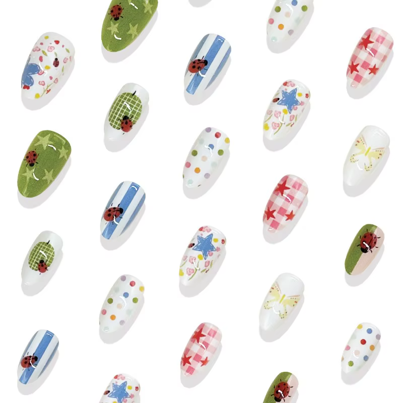 24 faux ongles courts en amande à motifs floraux doux, pois colorés, étoiles et rayures, style français, prêts à poser
