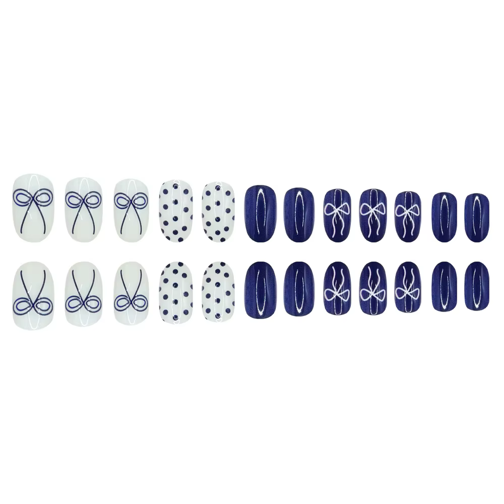 Faux ongles courts arrondis bleu profond avec papillon à pois