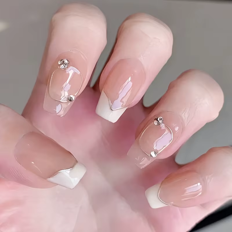 Faux ongles français faits à la main