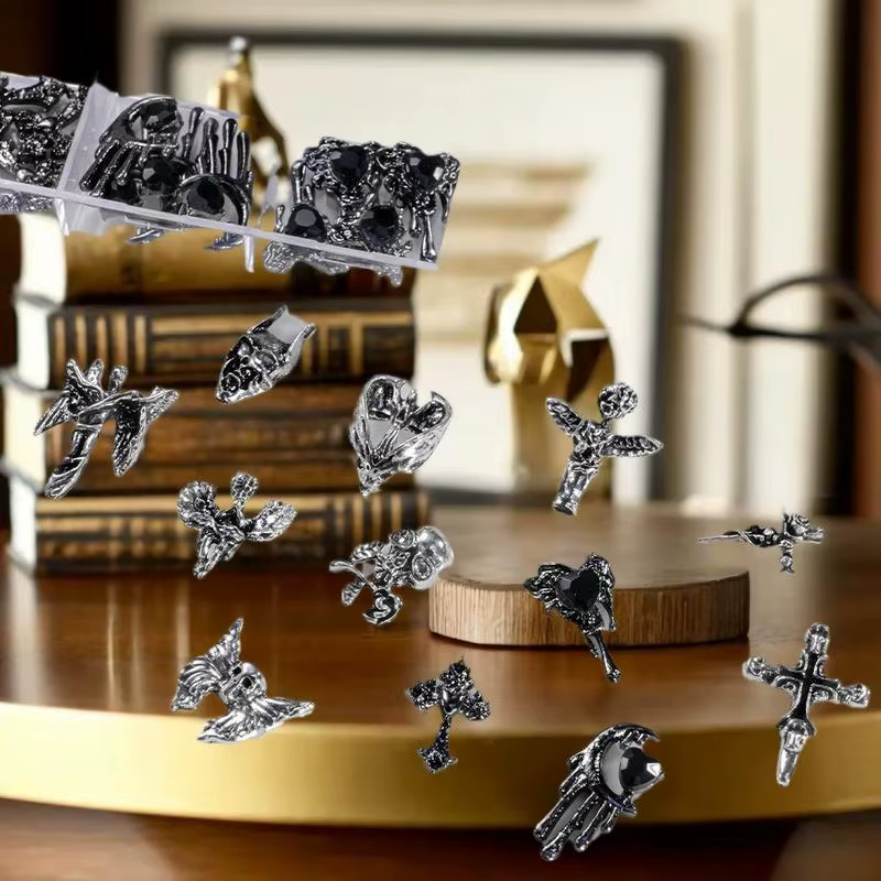 Breloques pour nail art en forme de croix vintage inspirées de 1.Y2K dans une décoration en métal à 12 grilles