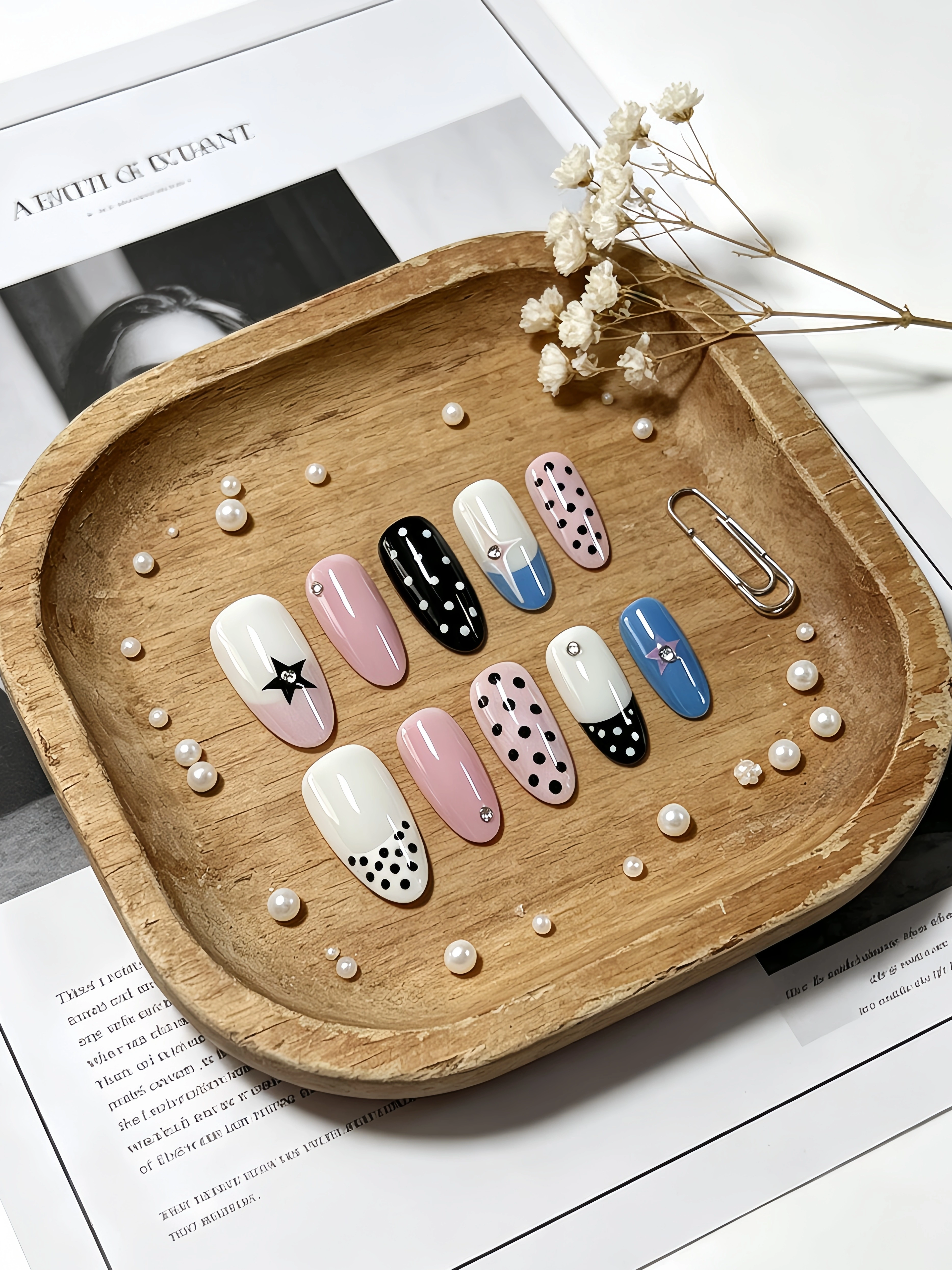 10 faux ongles courts en forme d'amande, aux couleurs principales blanc laiteux, bleu clair, noir pur et rose clair, avec des embellissements en strass en forme d'étoiles et de pois, style gothique, f