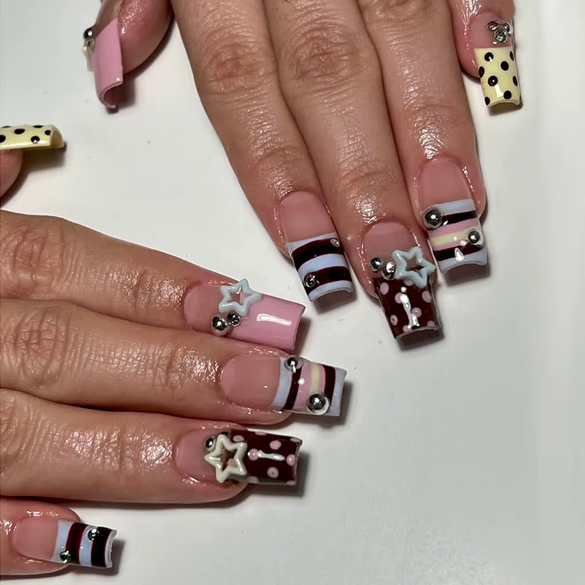 24 pièces Y2K étoiles douces presse sur ongles bleu marron rayures Style français faux