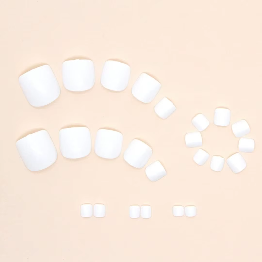 Faux ongles blancs courts et carrés pressés pour femmes