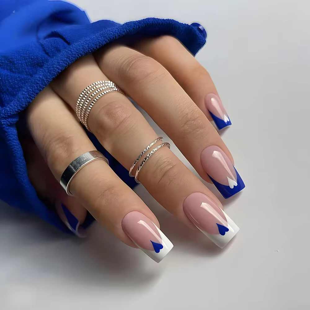 Superbes faux ongles carrés classiques bleus et blancs motif cœur