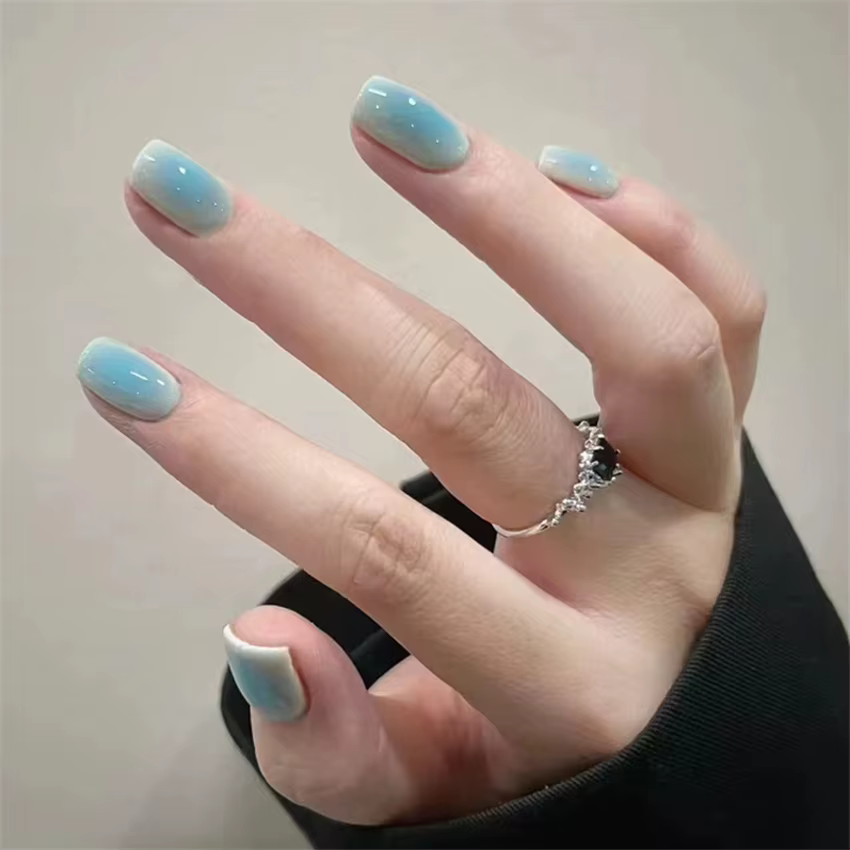 Faux ongles cercueil ronds courts avec encre de colle et motif de teinture Halo