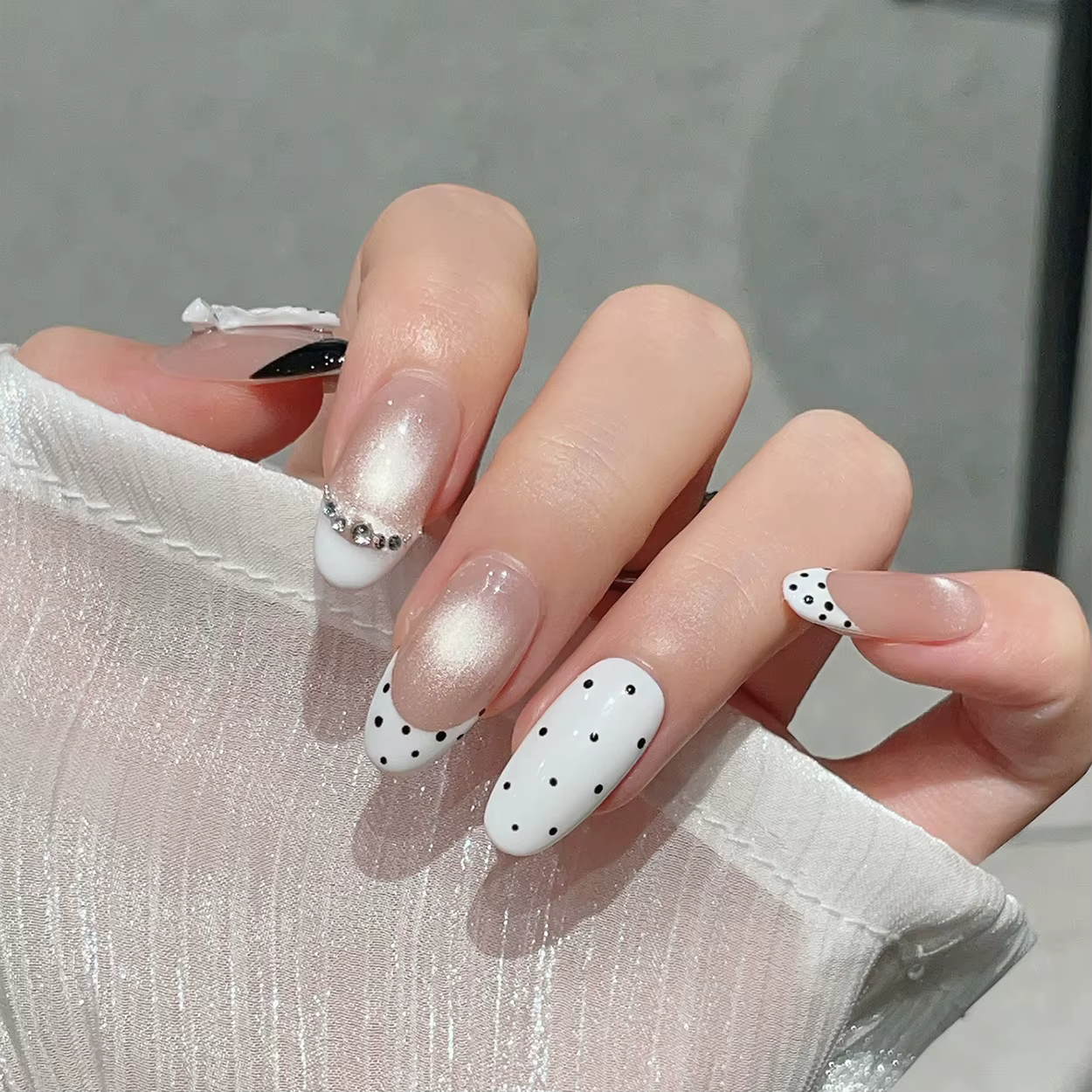 Kit de 10 faux ongles ovales moyens faits à la main