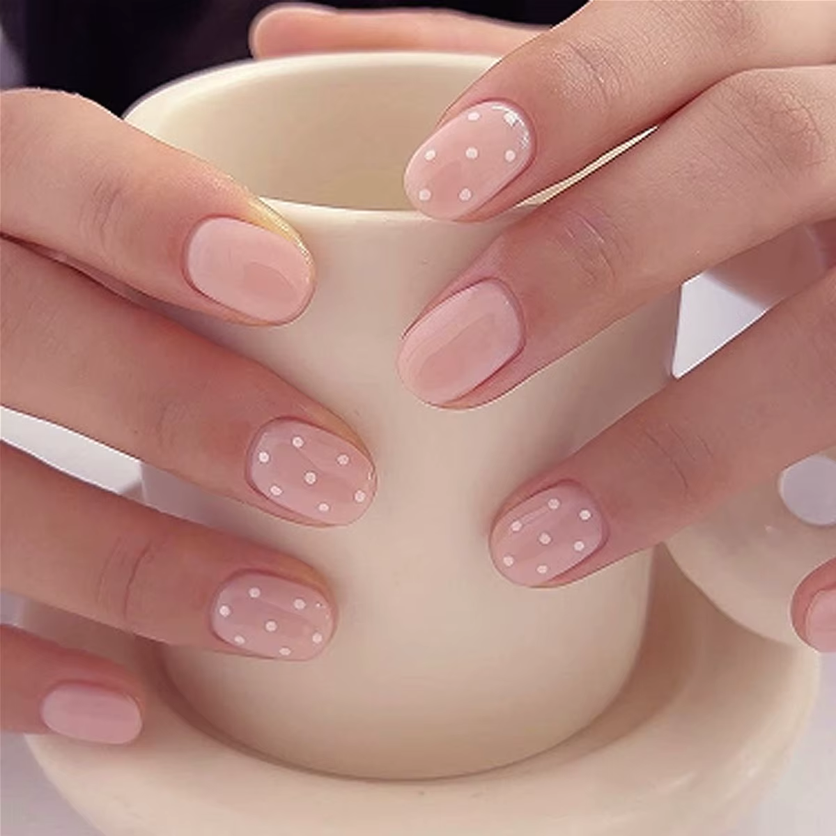 Faux ongles courts et ronds blancs à pois roses nude